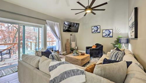 Lakefront Rogers Getaway with Hot Tub and Deck! - Foto 2