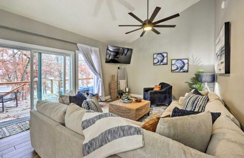 Lakefront Rogers Getaway with Hot Tub and Deck! - Foto 2