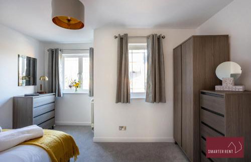 Woking 2 Bedroom House Parking Garden - Photo 8