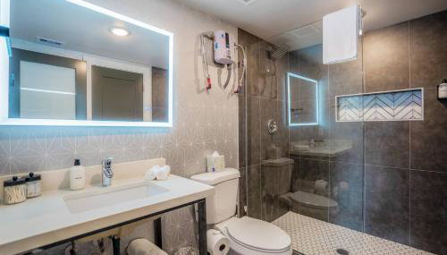 Maltby Motors 4 - Slab Loft & Art near Downtown - Foto 4, Shower