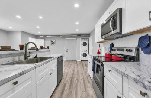 Bright 2BR Condo Near Restaurants and Entertainment - Foto 2