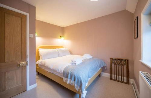 Hollyhocks, Tunstall - Foto 9