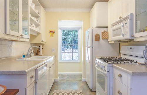 Little Stuga - Cute cozy cottage - minutes from downtown and Oval Beach! - Foto 10