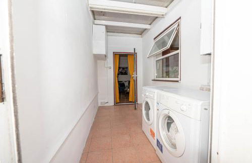 Xtra Large 4 Bedroom House with Heating Sleeps 14 Near Station and ExCeL - Foto 12