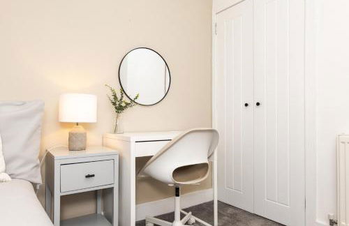 3 Bedroom House-Free Parking-by Holiday Homes - Foto 7