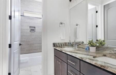 The Maple House - Huge Backyard & Mins to Broadway - Foto 53