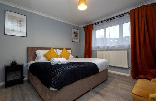 Cozy 2-Bed Detached Bungalow with Parking Woking - Photo 5