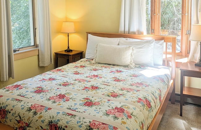 3Bedroom2Bath CarriageHouse Pet Friendly - Photo 2