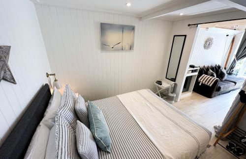 1 Bed Cabin - Sleeps 2 - Pets - Garden - Parking - Photo 8