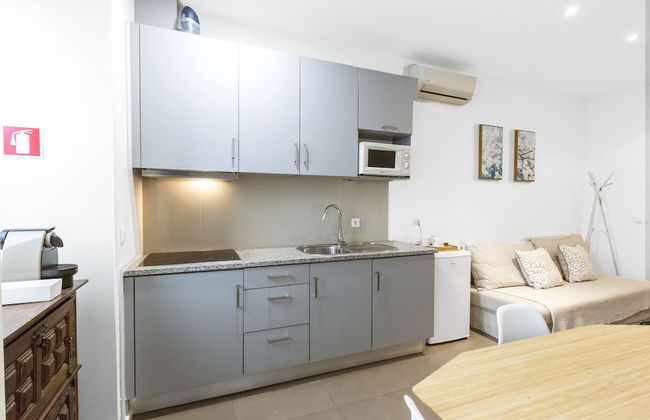 Bright 3BR Flat w/ AC in City Center by LovelyStay - Photo 41