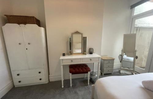 Restful Harbourside Apartment with Garden - Foto 21