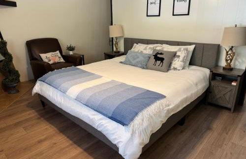 Entire Cabin, Walk to Ski Slopes, Hot Tub, Pet Friendly, Fast WiFi, 2 Parking, 2 Fireplace, Wash & Dryer, Fenced, Fire Pit, BBQ, Hike, Golf, Zoo - Foto 13