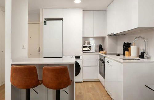 Your Sunny Retreat! Modern apt steps to the beach - Foto 3