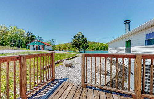 Riverfront Stay Sleeps 6 Deck Firepit Water View - Foto 26