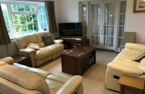 Lovekush Epsom Banstead Surrey. Views over London - Photo 22