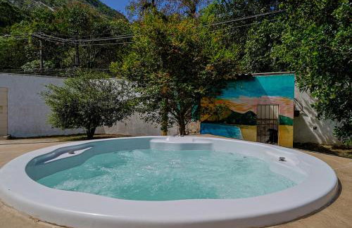 Casa Rodeada de Verde c Hidro e Churrasqueira - Foto 1