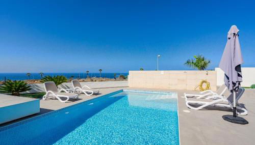 Villa Caterina, Luxury Villa with Heated Pool Ocean View in Adeje, Tenerife - Foto 4, sunbed, towels