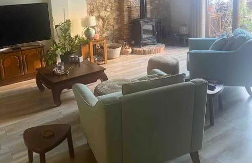 House -Sleeps 6-Garden-Fireplace - Photo 16