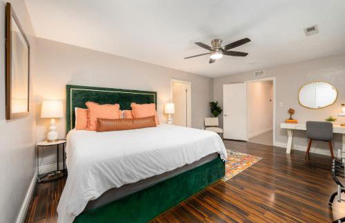 UF SUNSHINE HOUSE - Patio & BBQ - Chef Kitchen - EV Car Station - Upscale Neighborhood! - Foto 15