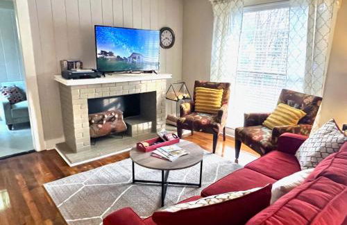 KING BED Family Friendly Cottage - Walk to Zoo & Waterpark - Near Downtown & Midtown - Foto 1