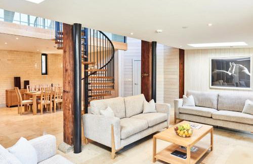 The Carriage House - Photo 1