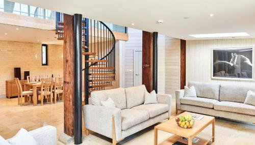 The Carriage House - Photo 1