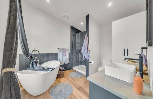 Tiny House on a Waterfall at Private Tiny Lake - Foto 15