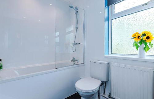 3 BR Property in Prestwich 15 mins from Manchester City Centre Garden Free parking Superfast WIFI Netflix - Foto 16