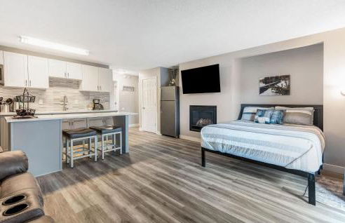 Newly Remodeled Top-floor Condo near Downtown Bend - Photo 5