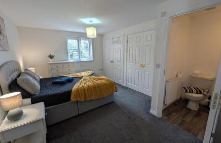 Large Modern House With Private Parking - Photo 110