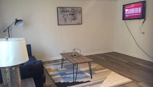 Walk to Hospital, Heart of Cville, Fenced backyard - Foto 4