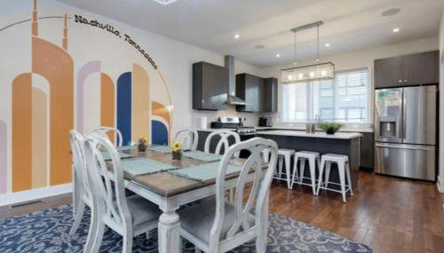 Modern Townhome, Large Game Room, 10min to Downtown! Sleeps 10! - Foto 4