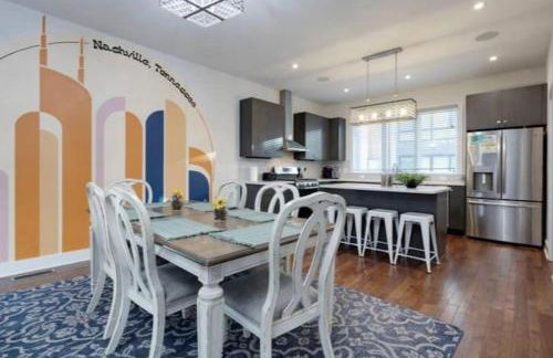 Modern Townhome, Large Game Room, 10min to Downtown! Sleeps 10! - Foto 4