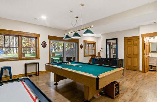 Impressive Dual Woods and Lake Homes That Sleep 32 - Foto 42