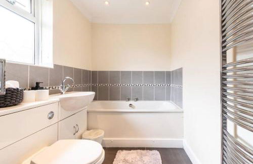 Spacious and Comfortable Home - Foto 17