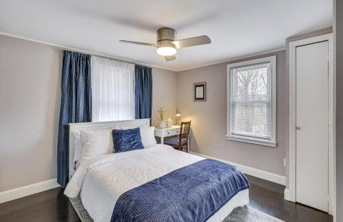 Modern Terryville Cottage with Deck and Lake View! - Foto 12