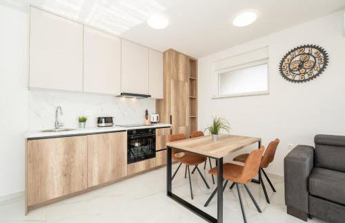 Poolside Hideout Apartments - Photo 61