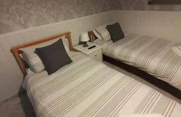 Ladbury House in Walsall near M6, Walsall Uni and Hospital, with free parking and easy access to Birmingham city centre and West Bromwich, only 20 mins to NEC and Birmingham airport, 15 mins to Villa Park, Great for contractors! - Foto 38