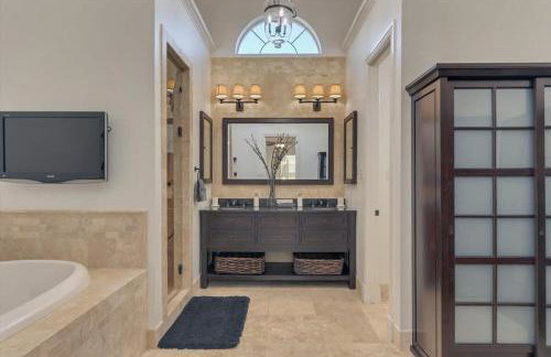 Gorgeous Vacation Home w Private Pool - Photo 27