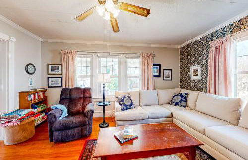 Yard, Porch and Fire Pit! Century-Old Hebron Escape - Foto 5