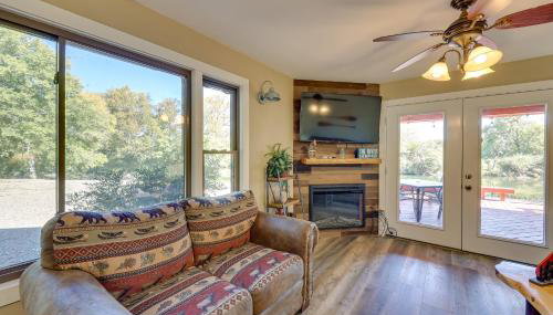 Riverfront Arkansas Abode - Furnished Deck and Grill - Foto 3