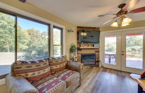 Riverfront Arkansas Abode - Furnished Deck and Grill - Foto 3