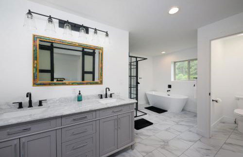 Hot Tub + Views | Cozy Retreat - Foto 24