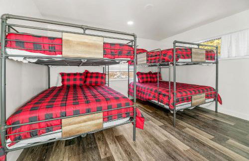 Family Fun Cabin - Mountain home with Game Room, Hot Tub and Lake Views! - Foto 46