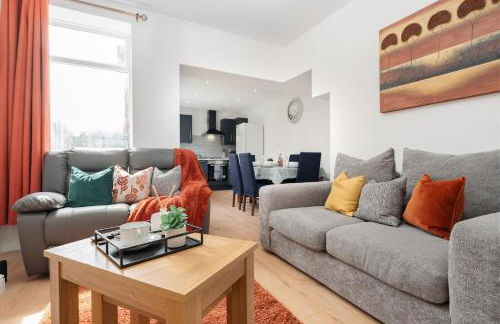 Entire 4 Bedroom house in Bootle Liverpool-Ideal for contractors, family and group-Free Parking & Free internet-Sleeps 7 - Foto 16