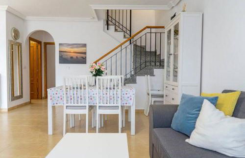 Beautiful 3 Bed Townhouse with landscaped communal pool area - Foto 33