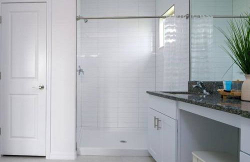 Modern Oasis! 3BR Townhouse in a Lagoon Community - Photo 10