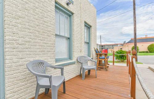 Coastal Blue Beach House with 3 Bedrooms and Just off the Seawall - Foto 11