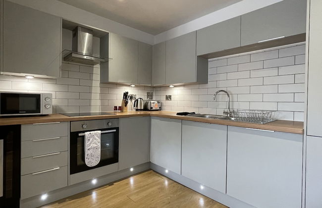 Modern & Comfortable 2BR Apartment - Photo 7