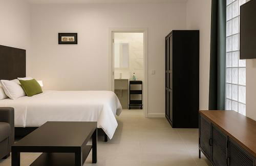 Hermoso Piso a 5 Minutos de la Estación De Bus y Tren María Zambrano - Foto 1